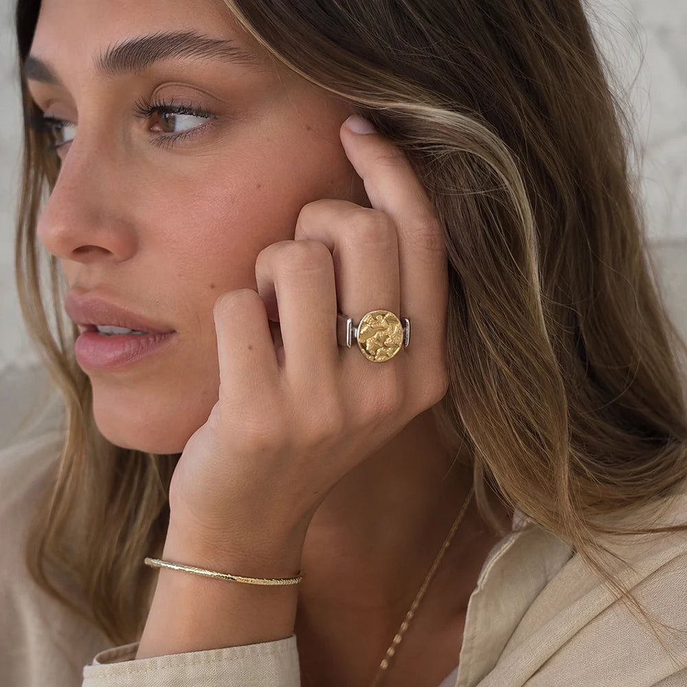 Planeta Relief Oval Ring