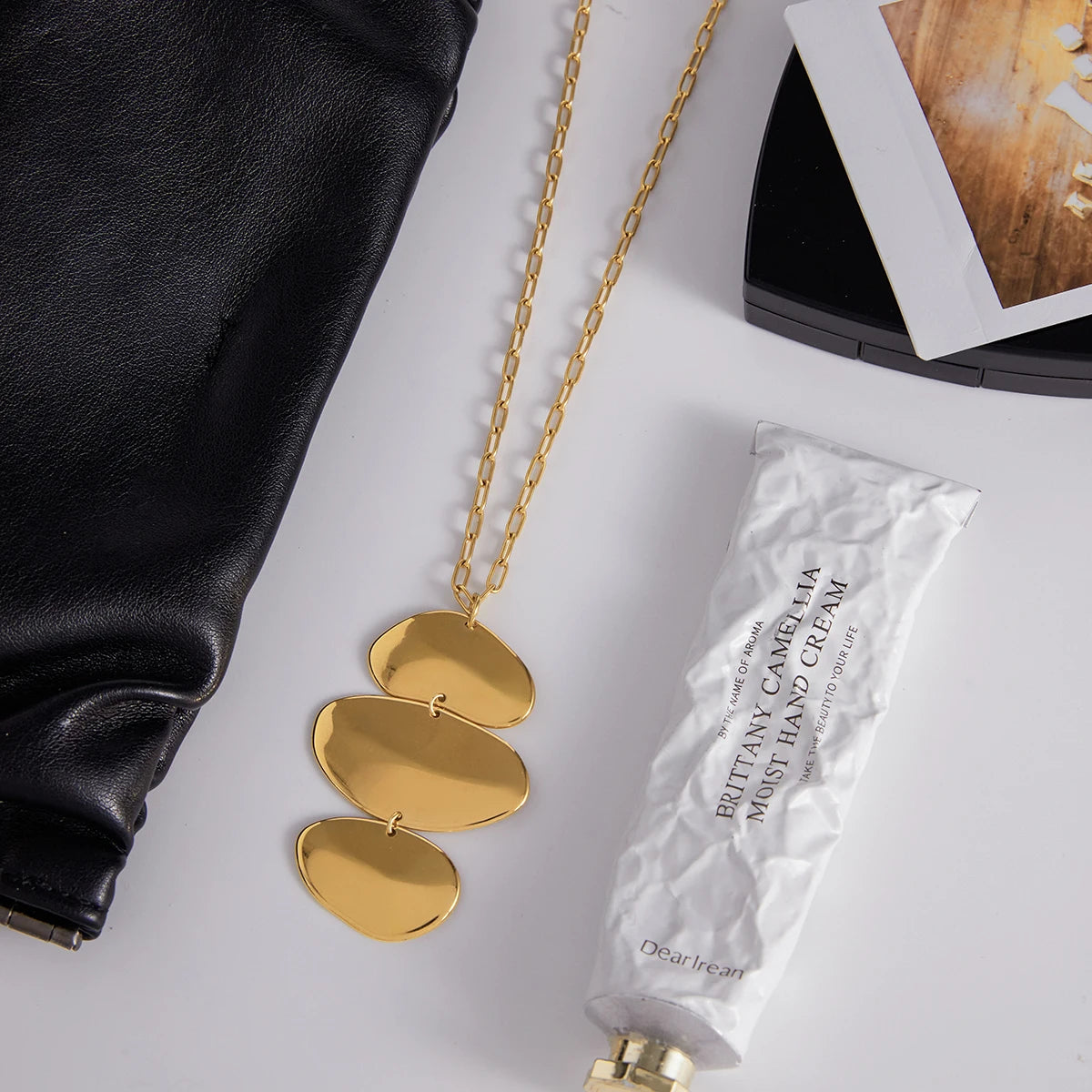 Órbita Layered Statement Necklace