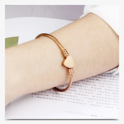 Corazón Heart Cable Bangle